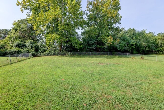 Building Photo - 204 Bob White Dr