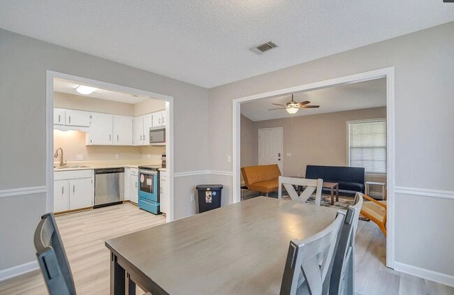 Building Photo - Available June 22nd! Beautiful