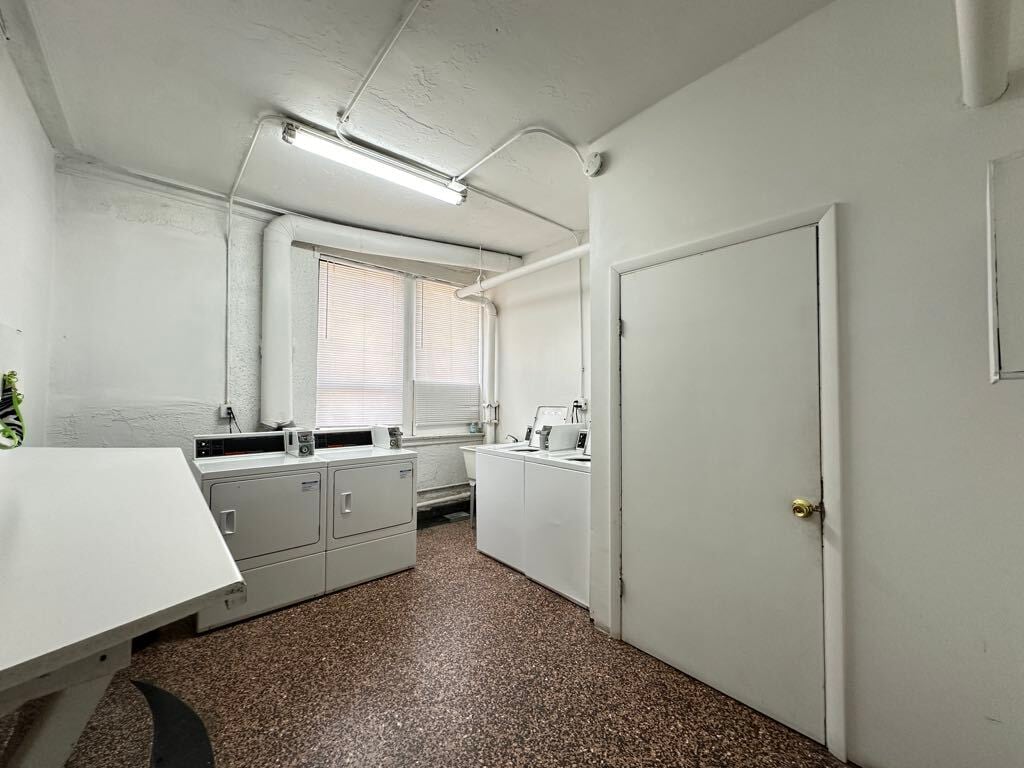 Building Photo - 3345 N Marshfield Ave