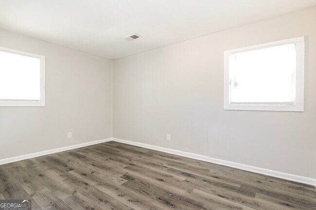 Building Photo - 494 Clara Dr