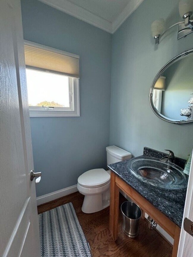 Building Photo - Immaculate 4 bedroom 3.5 bath Home at North End