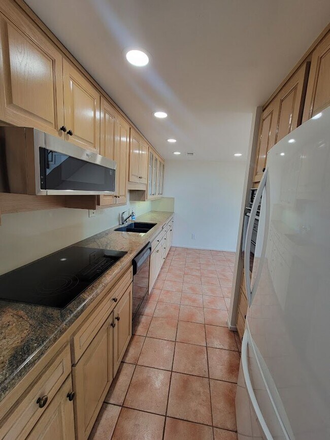 Building Photo - HUGE UPPER 1BD/1.5BA CONDO WITH LOFT, PARKING LAUNDRY AND 2 PRIVATE BALCONIES!!