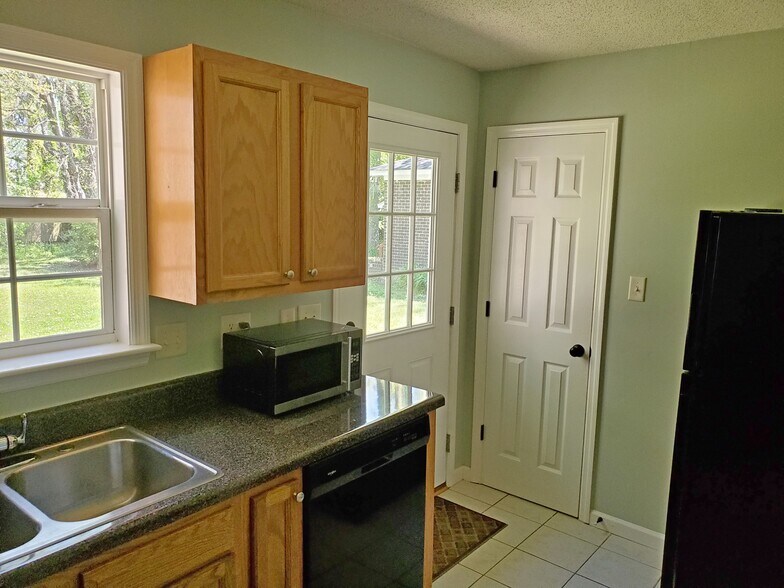 Building Photo - 1730 Pinckney Park Dr