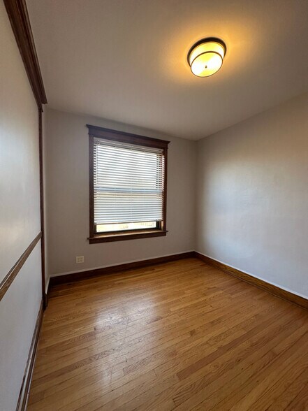 Building Photo - 1949 W Grace St