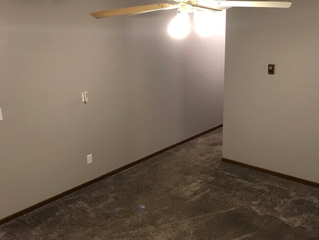 Building Photo - 509 Jenkran St Unit 6