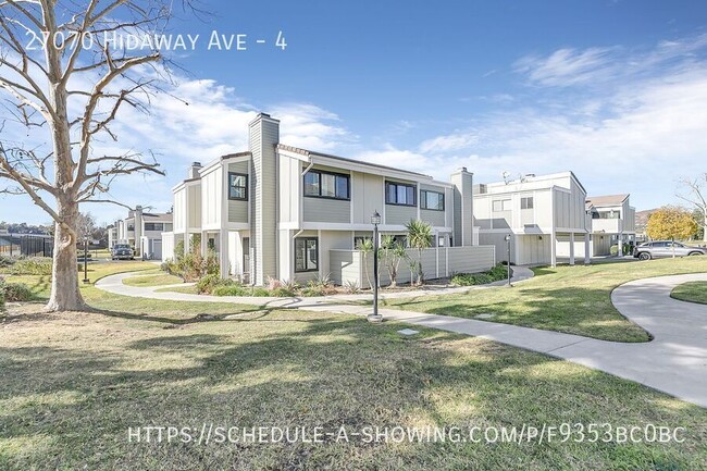 Building Photo - Beautiful 2 Bed + 1.5 Bath Townhome + Pati...