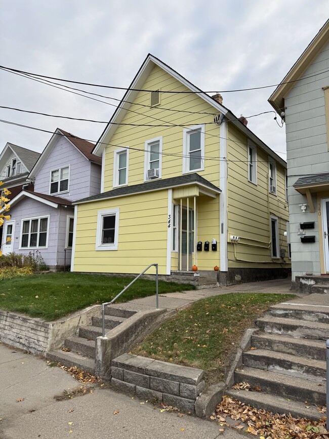 Building Photo - 344 16th Ave NE