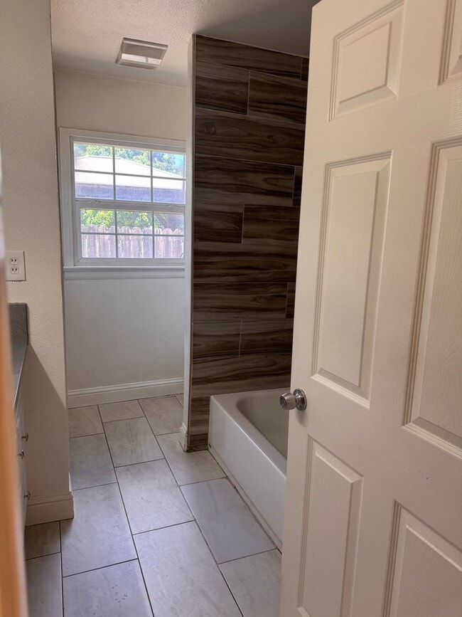 Building Photo - Beautifully Updated 4/2 in Old Fig