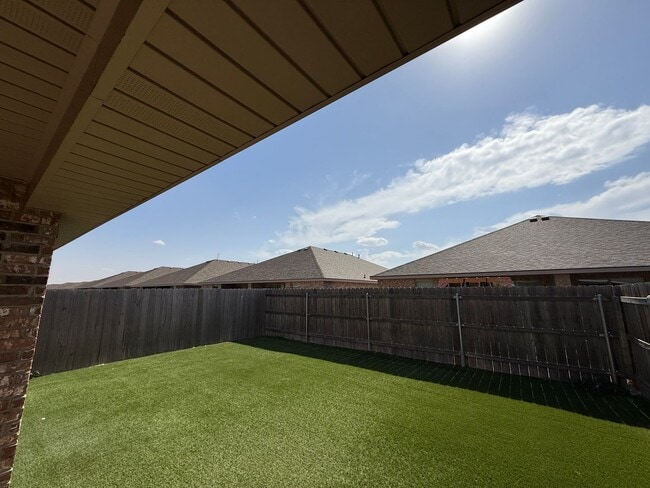 Building Photo - Willowbend Townhome Now Available