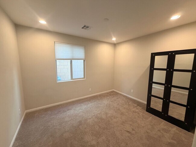 Building Photo - Unique Floorplan in Skye Canyon!