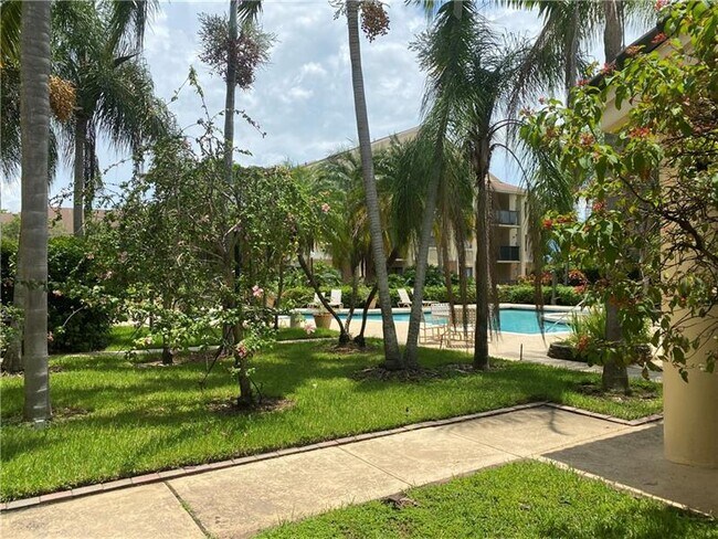 Building Photo - 9999 Summerbreeze Dr