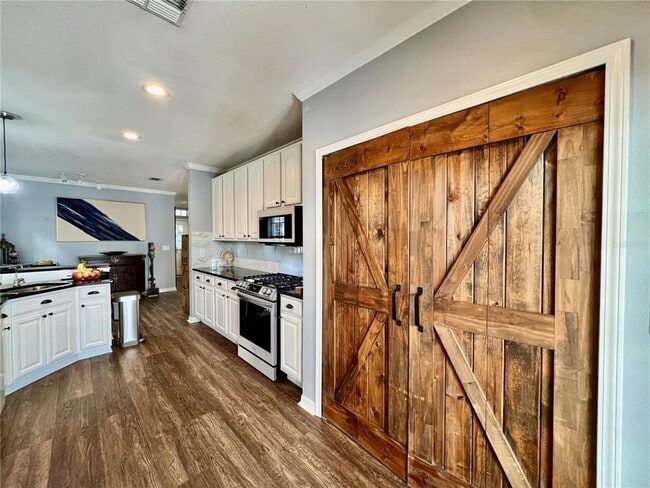 Building Photo - 16112 Loneoak View Dr