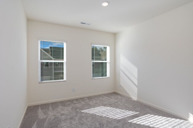 Building Photo - Absolutely Beautiful Townhome in Lovely Wake Forest Community