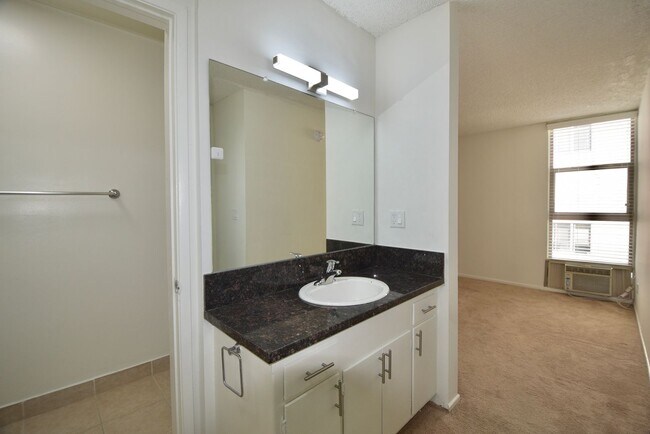 Building Photo - 4414 Woodman Ave