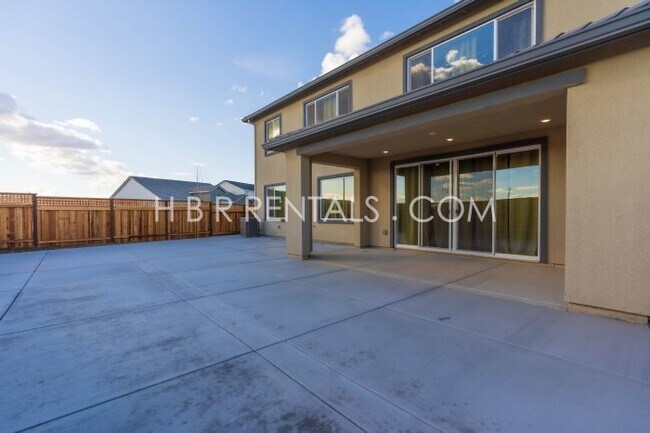 Building Photo - Spacious 4-Bedroom Haven with 4 Full Baths in Lathrop – 3,200 Sq. Ft. of Comfort and Style!