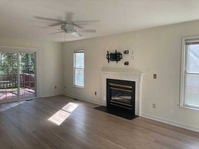 Building Photo - Lovely Four Bed Two and Half Bath Home in ...