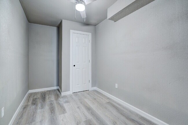 Building Photo - Remodeled 2 Bedroom + Bonus Room