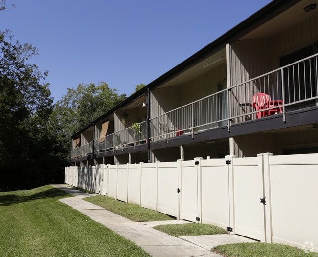 Private patios and balconies - Hampton Court Apartments