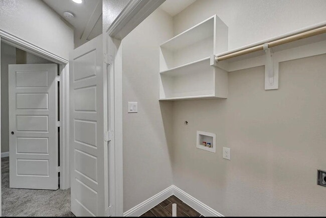 Building Photo - Spacious Townhome Near Several Parks