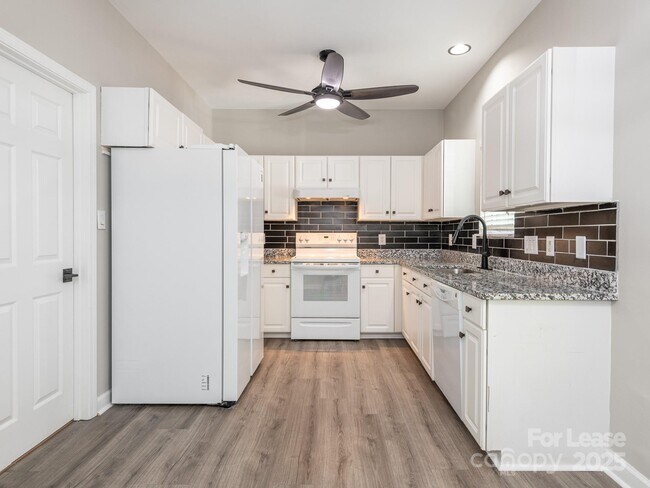 Building Photo - 6211 Rosebriar Ln