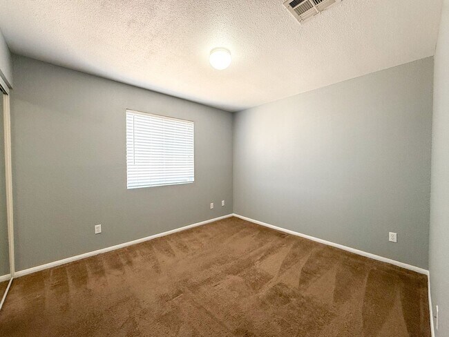 Building Photo - 29 Palms Home with Attached Garage