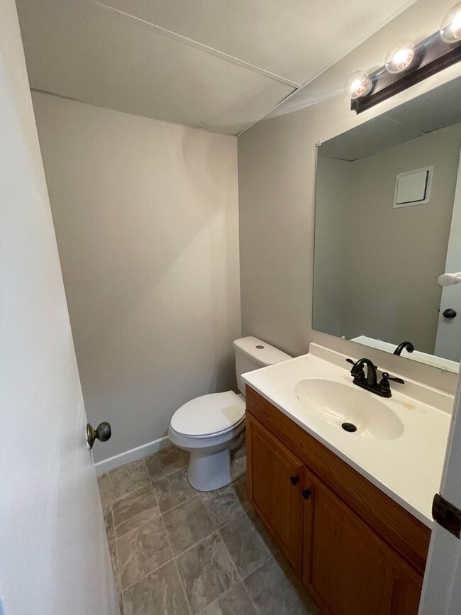 Building Photo - 2 bedroom 1.5 bath townhome