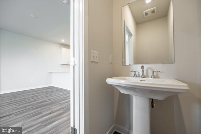 Building Photo - 713 Platinum Dr