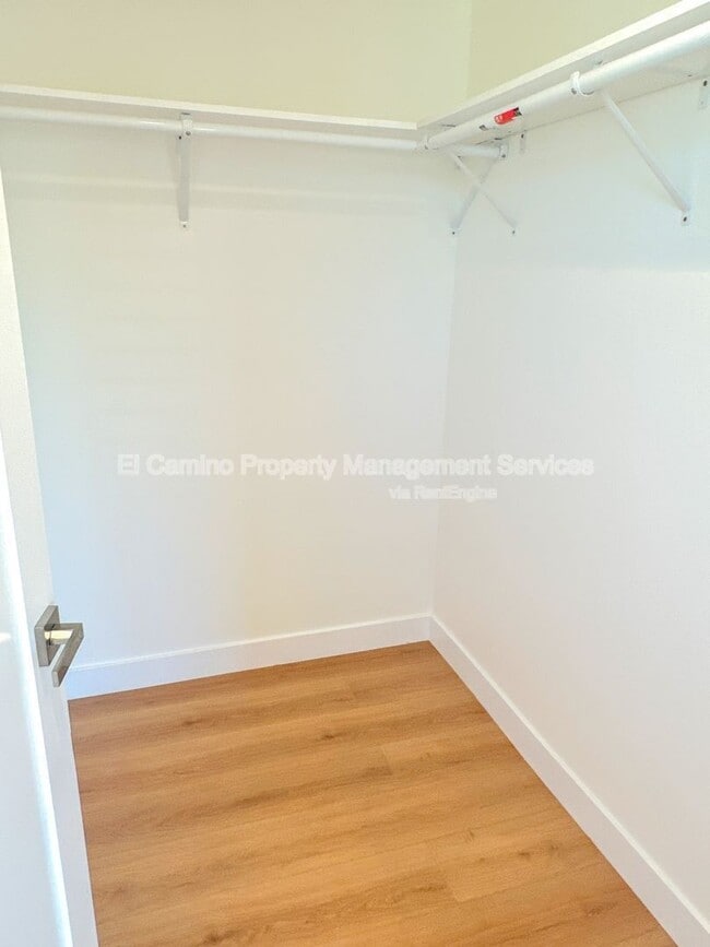 Building Photo - 8727 Dalton Ave
