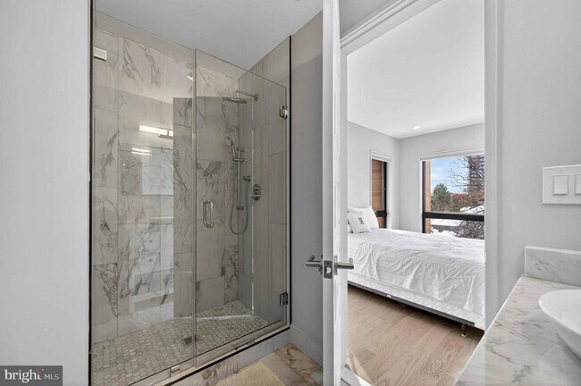 Building Photo - 911 S Oak St