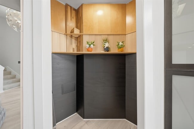 Building Photo - 10855 Meadowglen Ln