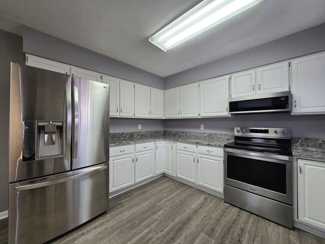 Building Photo - Spacious 5-Bedroom Family Home