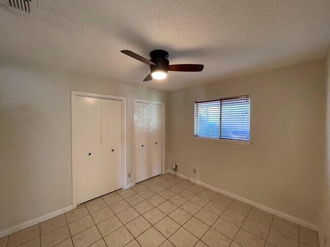 Building Photo - 2206 Kenbridge Dr