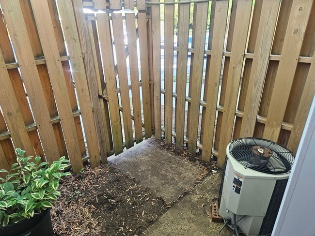Building Photo - Lovely 2 BR 2.5 BA TH near UNC Chapel Hill! Available Now