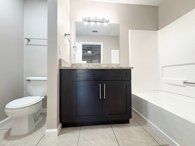 Building Photo - Lake Mary Condo ~ Fresh Paint, Tile Flooring, Updated Kitchen/Bath!