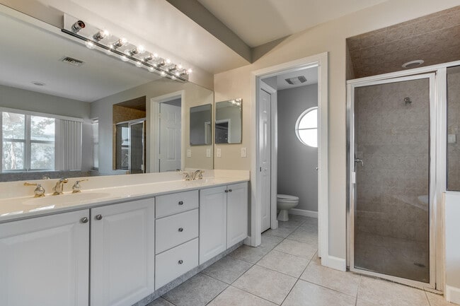 Building Photo - 14185 Greentree Dr