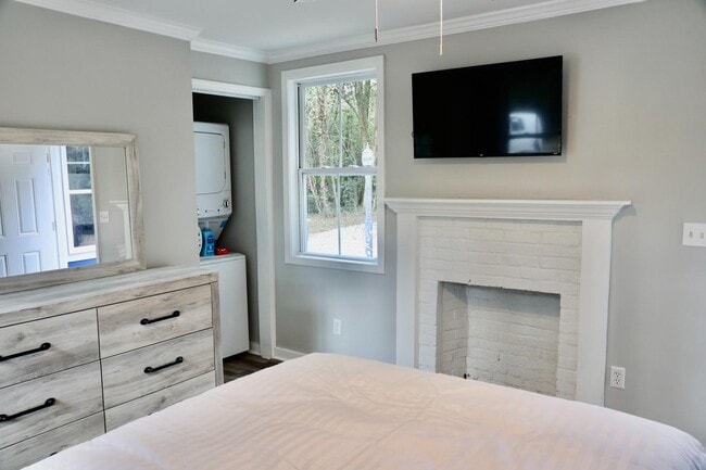 Building Photo - 4928 Oleander Dr