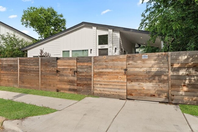 Building Photo - 6201 Caddie St