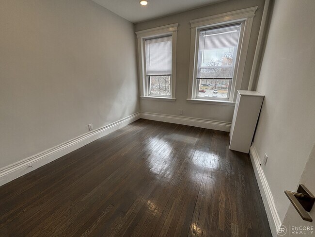 Building Photo - 100 Queensberry St