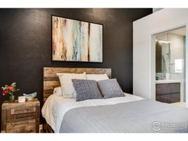 Building Photo - Recently Renovated and Updated 5 BR Townho...