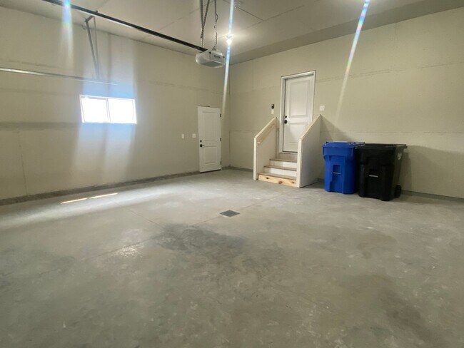 Building Photo - 2232 Griffin Dr S