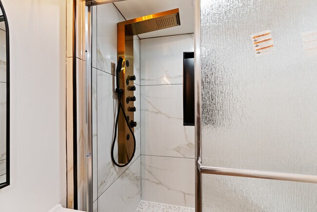 Building Photo - 5905 Hobart St