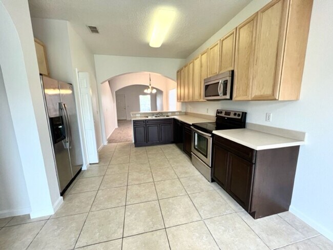 Building Photo - Remodeled Kitchen!! Wonderful Avalon Park-...