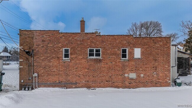 Building Photo - 1204 Niagara St