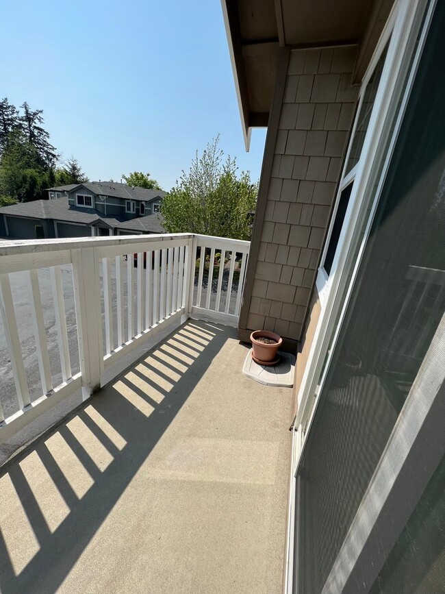 Building Photo - 2 Bedroom 1.75 Bathroom Condo in North Bellingham