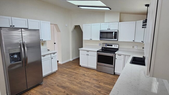 Building Photo - Charming 2bed 2bath home