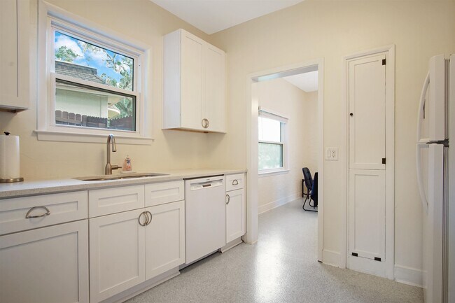 Building Photo - 1647 Lake Ella Dr