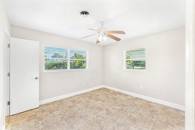 Building Photo - 406 N Neptune Dr