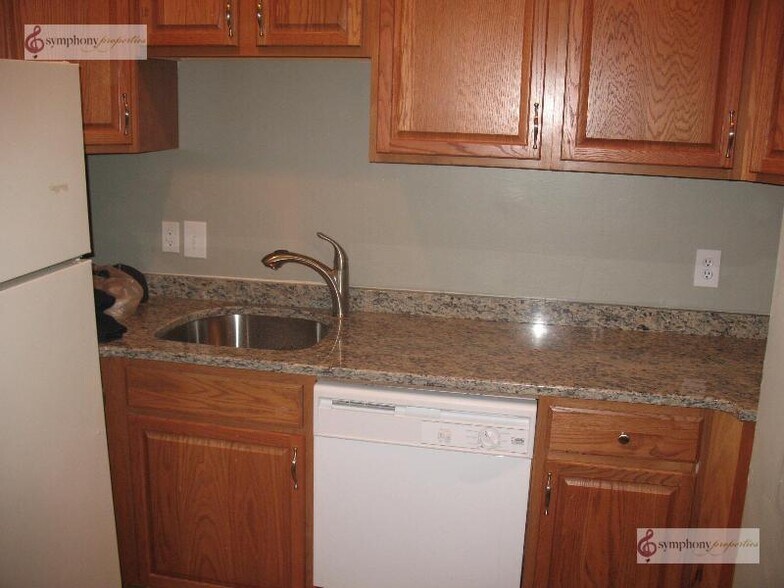 Building Photo - 65 Hemenway St