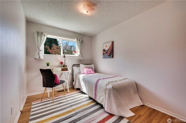 Building Photo - 3 Bedroom 1.75 bathroom home in Mukilteo w...