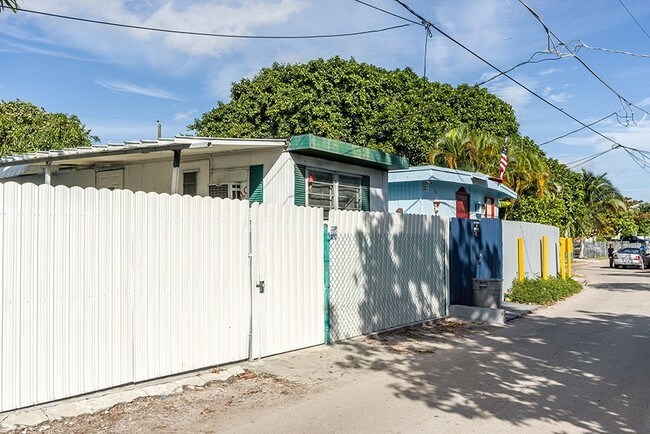 Building Photo - Palm Lakes Mobile Home Park